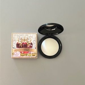 Pat McGrath under eye setting powder in Light.